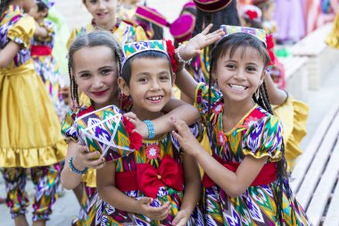 Hiva, Özbekistan - 26 Ağustos 2018: halk dansçılar gerçekleştirir yerel festivaller, geleneksel dans.