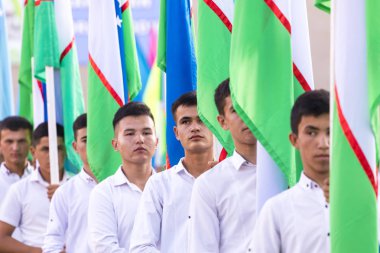 Hiva, Özbekistan - 26 Ağustos 2018: Genç insanların ulusal bağımsızlık günü Özbekistan bayrağı ile.