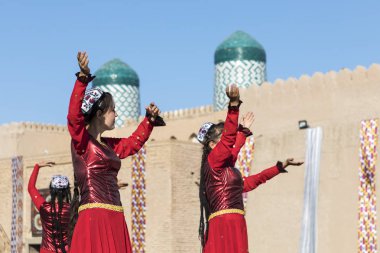 Hiva, Özbekistan - 26 Ağustos 2018: halk dansçılar gerçekleştirir yerel festivaller, geleneksel dans.