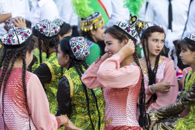 Hiva, Özbekistan - 26 Ağustos 2018: halk dansçılar gerçekleştirir yerel festivaller, geleneksel dans.