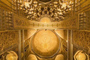 Semerkand, Özbekistan-01 Eylül 2018: Semerkand, Özbekistan kabirde Amir temür (Tamerlan). Duvar ve tavan Farsça ve Arapça süsler ve yazma, Samarkand altın mozaik dekorasyon.