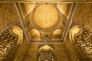 Semerkand, Özbekistan-01 Eylül 2018: Semerkand, Özbekistan kabirde Amir temür (Tamerlan). Duvar ve tavan Farsça ve Arapça süsler ve yazma, Samarkand altın mozaik dekorasyon.