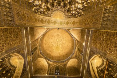 Semerkand, Özbekistan-01 Eylül 2018: Semerkand, Özbekistan kabirde Amir temür (Tamerlan). Duvar ve tavan Farsça ve Arapça süsler ve yazma, Samarkand altın mozaik dekorasyon.