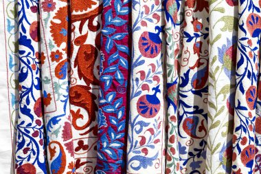 Buhara, Özbekistan - 01 Eylül 2018: Pazar tezgahları ile Orta Asya, Özbekistan'yapılan renkli desenli dekoratif kabile Tekstil.