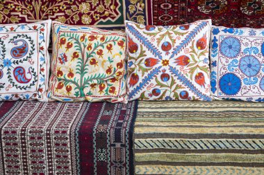 Buhara, Özbekistan - 01 Eylül 2018: Pazar tezgahları ile Orta Asya, Özbekistan'yapılan renkli desenli dekoratif kabile Tekstil.