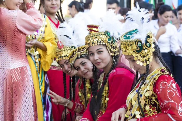 Khiva Uzbekistan Sierpień 2018 Tancerzy Ludowych Wykonuje Tradycyjny Taniec Lokalnych — Zdjęcie stockowe