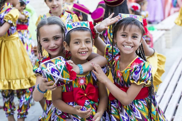 Khiva Uzbekistan Sierpień 2018 Tancerzy Ludowych Wykonuje Tradycyjny Taniec Lokalnych — Zdjęcie stockowe