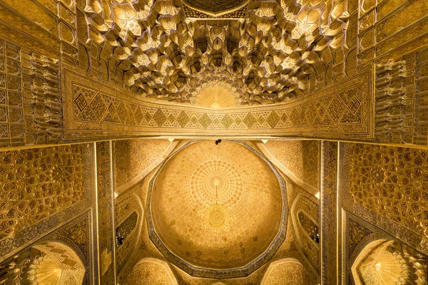 乌兹别克斯坦 2018年9月01日 埃米尔 Temur 塔梅尔兰 在乌兹别克斯坦的撒马尔罕墓 墙和天花板金色马赛克装饰在波斯和阿拉伯的装饰品和写作 撒马尔罕 — 图库照片