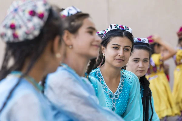 Khiva Uzbekistán Agosto 2018 Bailarines Folclóricos Realizan Danza Tradicional Festivales — Foto de Stock