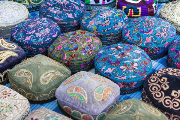 布哈拉 乌兹别克斯坦 2018年9月01日 传统的乌兹别克帽命名为 Tubeteika 饰以多色刺绣 布哈拉 乌兹别克斯坦 — 图库照片