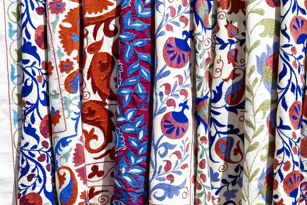 Bukhara Uzbekistán Septiembre 2018 Puesto Mercado Con Textil Tribal Decorativo —  Fotos de Stock