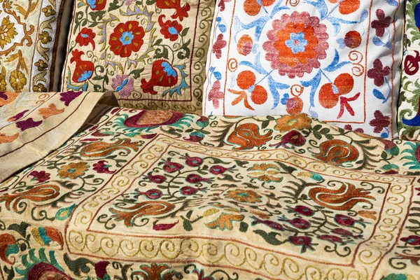 Buchara Uzbekistan Września 2018 Stragany Plemiennych Tekstylia Dekoracyjne Kolorowy Wzór — Zdjęcie stockowe