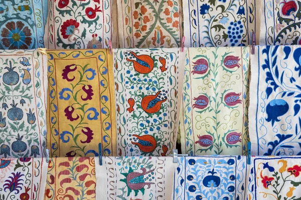 布哈拉 乌兹别克斯坦 2018年9月01日 在中亚 乌兹别克斯坦的装饰性部落纺织品市场摊位和彩色图案 — 图库照片