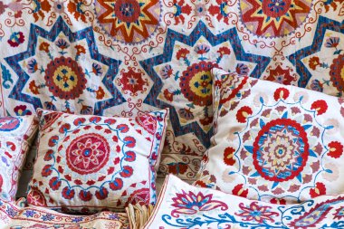Buhara, Özbekistan - 01 Eylül 2018: Pazar tezgahları ile Orta Asya, Özbekistan'yapılan renkli desenli dekoratif kabile Tekstil.