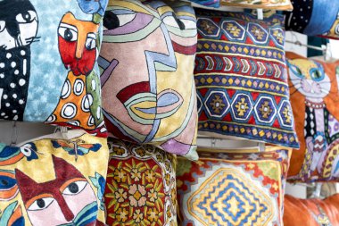 Buhara, Özbekistan - 01 Eylül 2018: Pazar tezgahları ile Orta Asya, Özbekistan'yapılan renkli desenli dekoratif kabile Tekstil.