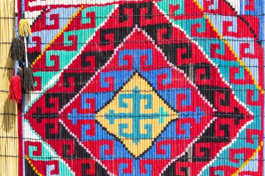 Buhara, Özbekistan - 01 Eylül 2018: Pazar tezgahları ile Orta Asya, Özbekistan'yapılan renkli desenli dekoratif kabile Tekstil.