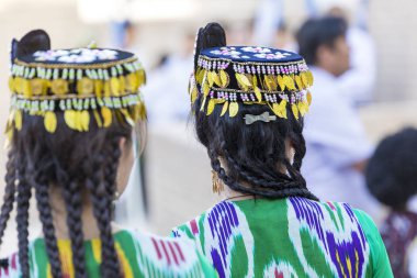 Halk dansçılar gerçekleştirir yerel festivaller, geleneksel dans Hiva, Uzbeksitan.