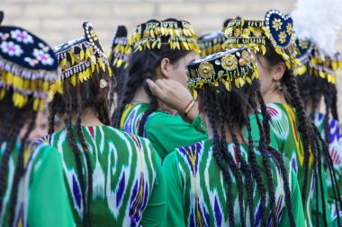 Halk dansçılar gerçekleştirir yerel festivaller, geleneksel dans Hiva, Uzbeksitan.