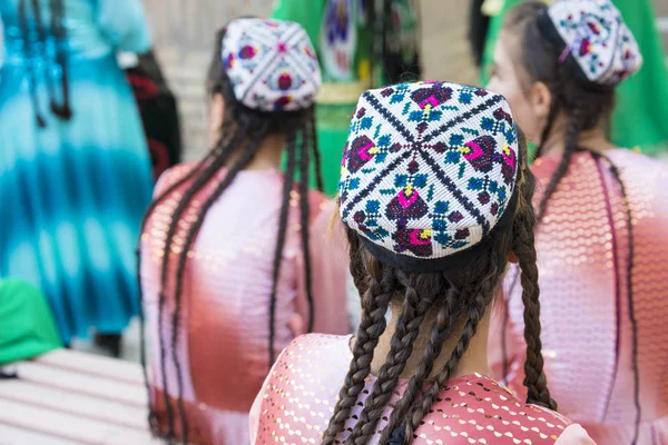 フォーク ダンサーはヒヴァ Uzbeksitan で地元のお祭りで伝統舞踊を実行します — ストック写真
