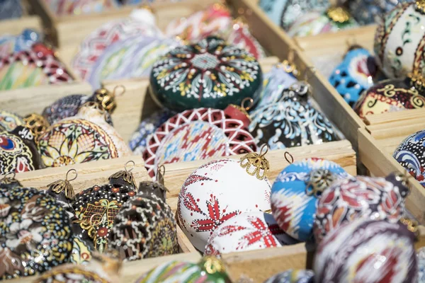 乌兹别克斯坦市场上的圣诞装饰品 — 图库照片