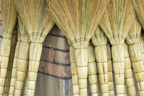 乌兹别克斯坦市场出售一堆竹扫帚 — 图库照片
