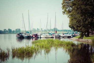 Ryn, Warmia Masuria Eyaleti / Polonya - 31 Temmuz 2018: Marina ve Rynskie Gölü, Ryn şehrin iskelede.