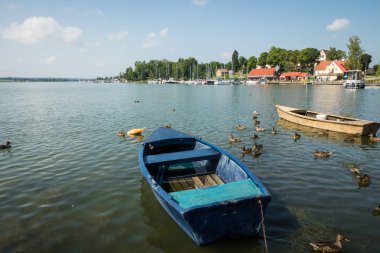 Ryn, Warmia Masuria Eyaleti / Polonya - 31 Temmuz 2018: Marina ve Rynskie Gölü, Ryn şehrin iskelede.