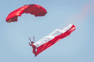 Gizycko, Polonya - 5 Ağustos 2018: Paraşütçü Gizycko Gölü Niegocin hava göstermek Mazury 2018 etkinlikte Polonya bayrağı ile. Polonya.