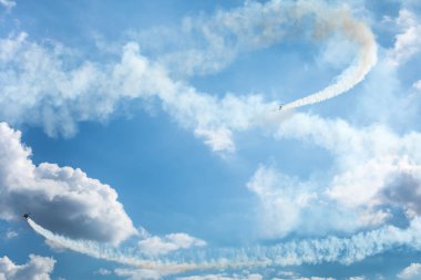 Gizycko, Polonya - 5 Ağustos 2018: Gyrocopter veya uçuş Gizycko Gölü Niegocin hava göstermek Mazury 2018 etkinlikte mavi gökyüzünde autogyro. Polonya.