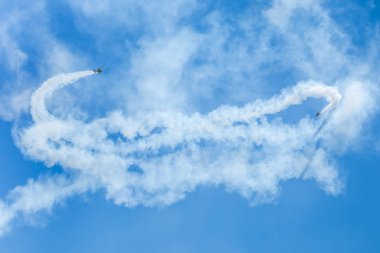 Gizycko, Polonya - 5 Ağustos 2018: Gyrocopter veya uçuş Gizycko Gölü Niegocin hava göstermek Mazury 2018 etkinlikte mavi gökyüzünde autogyro. Polonya.