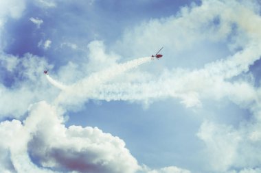 Gizycko, Polonya - 5 Ağustos 2018: Gyrocopter veya uçuş Gizycko Gölü Niegocin hava göstermek Mazury 2018 etkinlikte mavi gökyüzünde autogyro. Polonya.