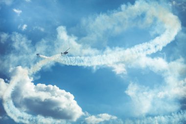 Gizycko, Polonya - 5 Ağustos 2018: Gyrocopter veya uçuş Gizycko Gölü Niegocin hava göstermek Mazury 2018 etkinlikte mavi gökyüzünde autogyro. Polonya.