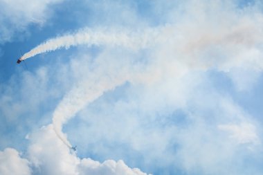 Gizycko, Polonya - 5 Ağustos 2018: Gyrocopter veya uçuş Gizycko Gölü Niegocin hava göstermek Mazury 2018 etkinlikte mavi gökyüzünde autogyro. Polonya.