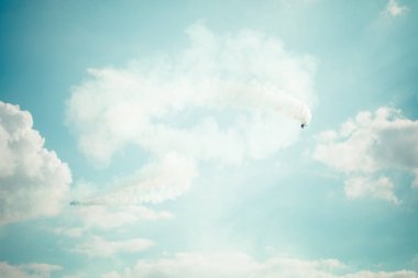 Gizycko, Polonya - 5 Ağustos 2018: Gyrocopter veya uçuş Gizycko Gölü Niegocin hava göstermek Mazury 2018 etkinlikte mavi gökyüzünde autogyro. Polonya.