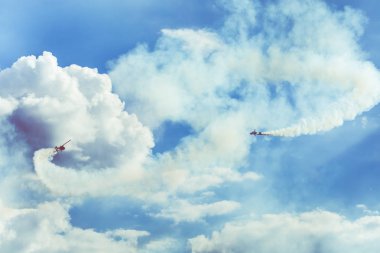 Gizycko, Polonya - 5 Ağustos 2018: Gyrocopter veya uçuş Gizycko Gölü Niegocin hava göstermek Mazury 2018 etkinlikte mavi gökyüzünde autogyro. Polonya.