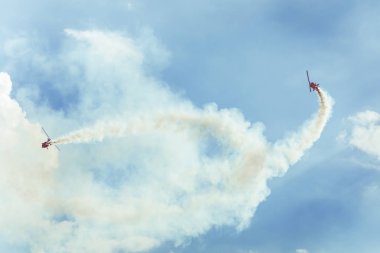 Gizycko, Polonya - 5 Ağustos 2018: Gyrocopter veya uçuş Gizycko Gölü Niegocin hava göstermek Mazury 2018 etkinlikte mavi gökyüzünde autogyro. Polonya.