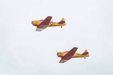 Gizycko, Polonya - 5 Ağustos 2018: Kuzey Amerika T-6 Teksaslı Dun 1938 uçak hava göstermek Mazury 2018 etkinlikte Gizycko Gölü Niegocin. Polonya.