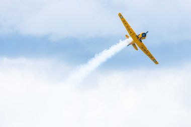 Gizycko, Polonya - 5 Ağustos 2018: Kuzey Amerika T-6 Teksaslı Dun 1938 uçak hava göstermek Mazury 2018 etkinlikte Gizycko Gölü Niegocin. Polonya.