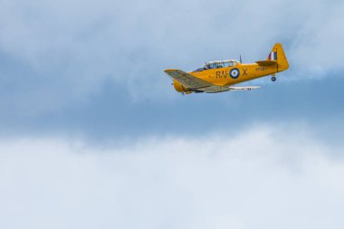 Gizycko, Polonya - 5 Ağustos 2018: Kuzey Amerika T-6 Teksaslı Dun 1938 uçak hava göstermek Mazury 2018 etkinlikte Gizycko Gölü Niegocin. Polonya.