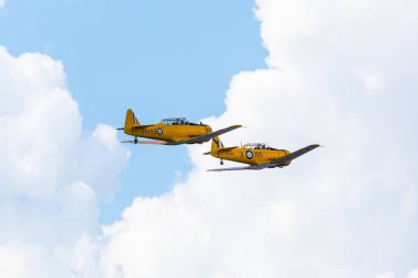 Gizycko, Polonya - 5 Ağustos 2018: Kuzey Amerika T-6 Teksaslı Dun 1938 uçak hava göstermek Mazury 2018 etkinlikte Gizycko Gölü Niegocin. Polonya.