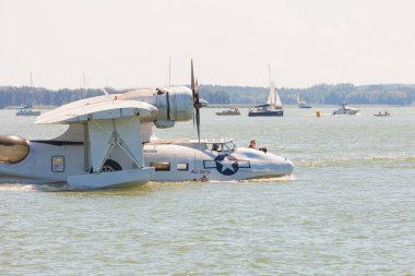 Gizycko, Polonya - 5 Ağustos 2018: Uçuş tekne konsolide Pby Catalina Gizycko Gölü Niegocin hava göstermek Mazury 2018 etkinlikte. Polonya.