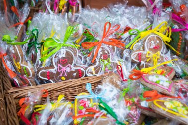 Hediyelik eşya gingerbread bir Krakov, Polonya için geleneksel bir pazarın üzerinde farklı şekiller.