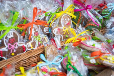 Hediyelik eşya gingerbread bir Krakov, Polonya için geleneksel bir pazarın üzerinde farklı şekiller.