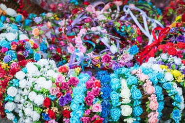 Yerel pazarda geleneksel Ukrayna çelenk.