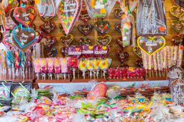 Hediyelik eşya gingerbread bir Krakov, Polonya için geleneksel bir pazarın üzerinde farklı şekiller.