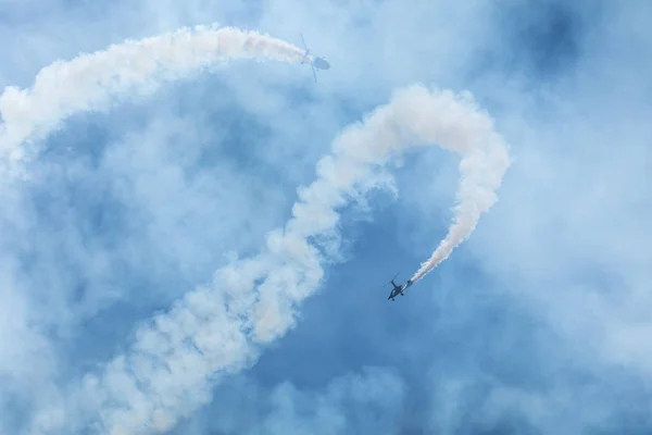 吉日茨科 2018年8月5日 Gyrocopter 或旋翼机在蓝天飞行在空中显示 Mazury 2018 事件在 Niegocin 的湖吉日茨科 — 图库照片