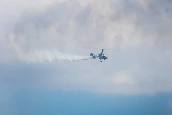 吉日茨科 2018年8月5日 Gyrocopter 或旋翼机在蓝天飞行在空中显示 Mazury 2018 事件在 Niegocin 的湖吉日茨科 — 图库照片