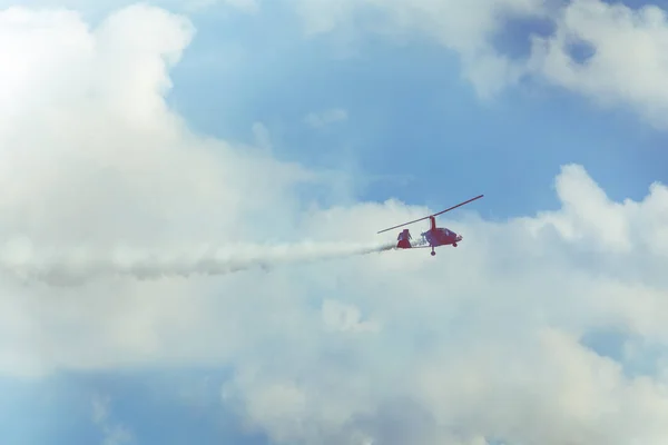 Gizycko Πολωνία Αύγουστος 2018 Gyrocopter Αυτόγυρο Στην Πτήση Στο Μπλε — Φωτογραφία Αρχείου