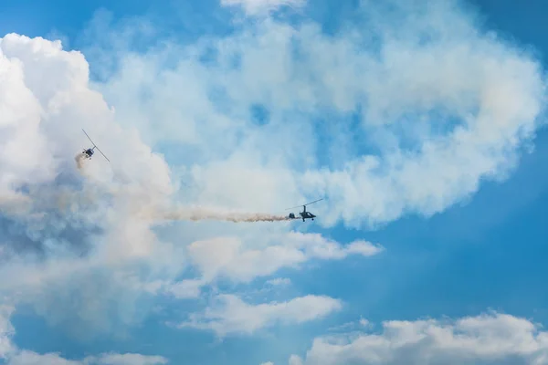 ギジツコ ポーランド 2018 Gyrocopter またはギジツコの湖 Niegocin で空気表示マズリ 2018 イベントで青空に飛行中のオートジャイロ ポーランド — ストック写真