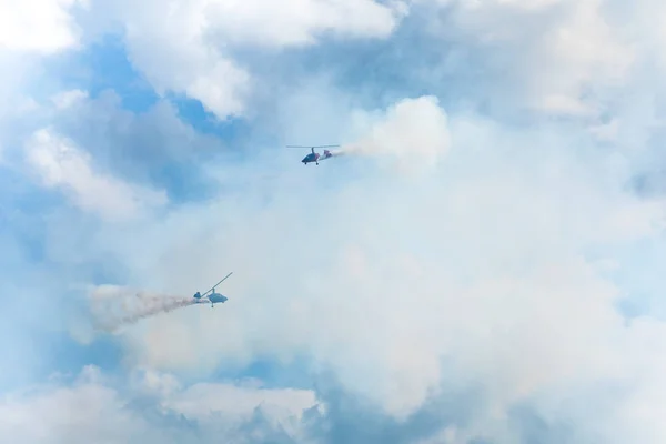 Gizycko Πολωνία Αύγουστος 2018 Gyrocopter Αυτόγυρο Στην Πτήση Στο Μπλε — Φωτογραφία Αρχείου